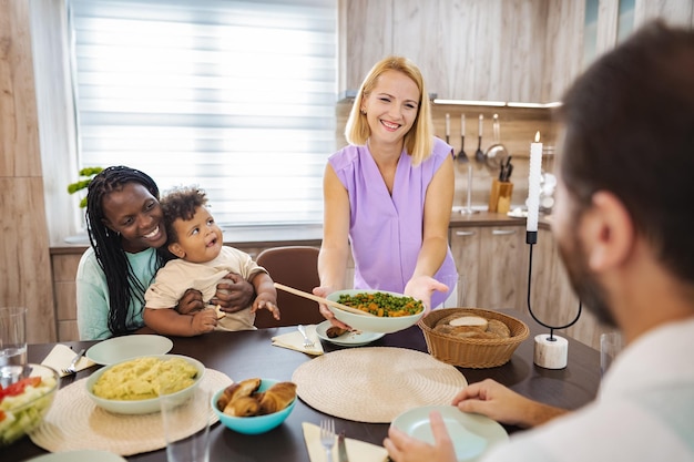 Uśmiechnięta rodzina przy stole